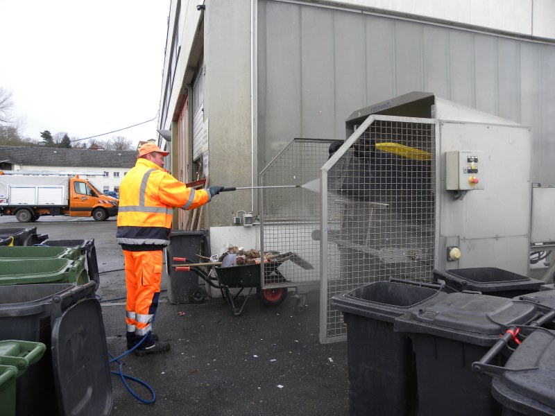 CEB-Mitarbeiter bei der Müllbehälterreinigung CEB-Mitarbeiter bei der Müllbehälterreinigung