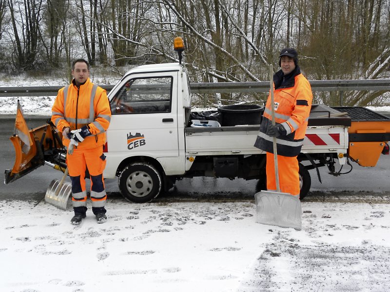 Mitarbeiter des CEB mit Schaufel und Kleinräumfahrzeug im Einsatz